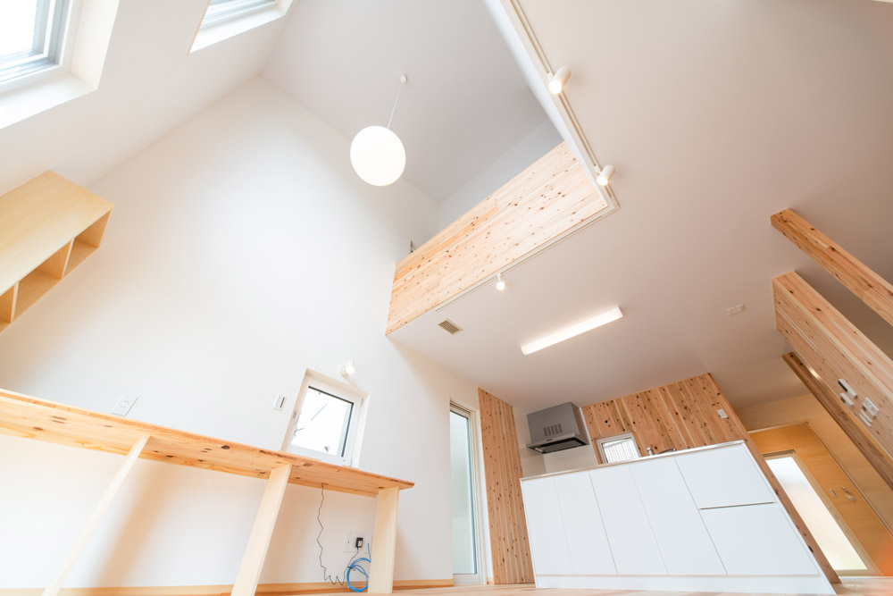 広島市安佐南区に建つ　優しい高性能注文住宅　明るいリビング吹き抜け