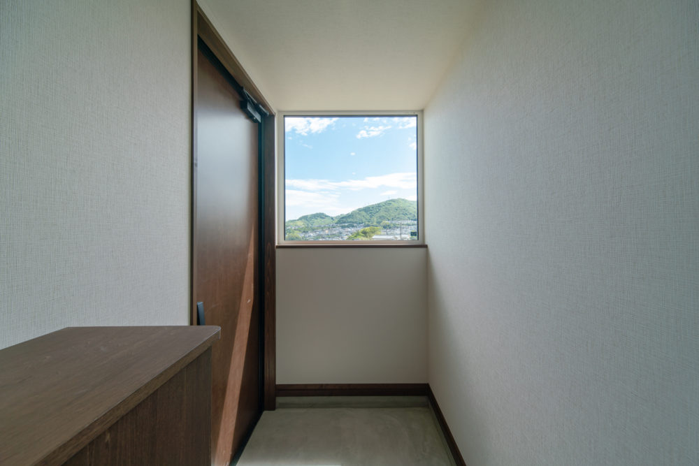 広島　高気密高断熱の注文住宅　明るい玄関　高性能パッシブ設計