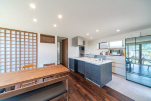 広島　高気密高断熱の注文住宅　明るいダイニング　高性能パッシブ設計