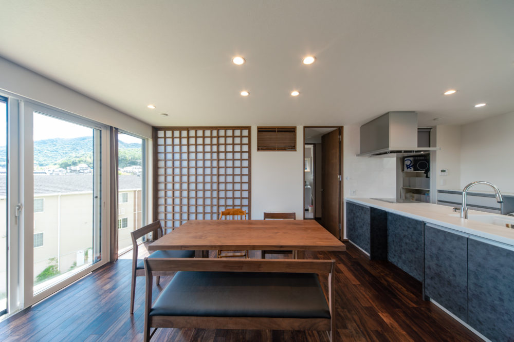 広島　高気密高断熱の注文住宅　明るいダイニング　高性能パッシブ設計