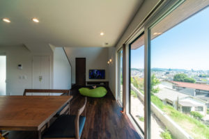 広島　高気密高断熱の注文住宅　明るいリビング　高性能パッシブ設計