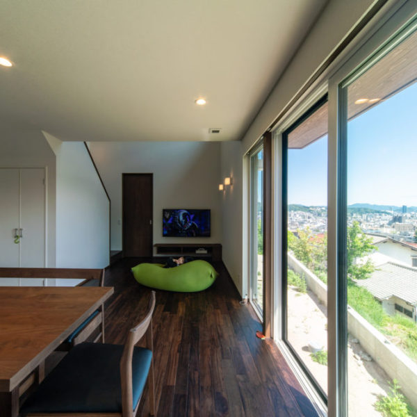広島　高気密高断熱の注文住宅　明るいリビング　高性能パッシブ設計