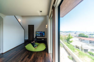 広島　高気密高断熱の注文住宅　明るいリビング　高性能パッシブ設計