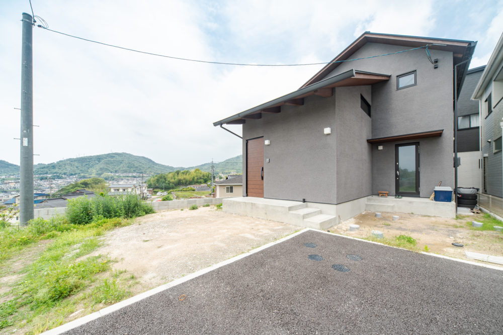 広島市安佐南区の家　外観　玄関先