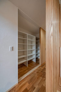 廿日市で最上級の快適性　廿日市パッシブハウス　廊下に収納