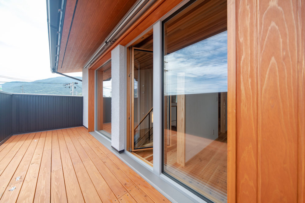 廿日市で最上級の快適性　廿日市パッシブハウス　光を取り込む大きな窓