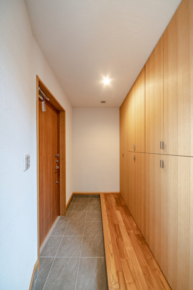 廿日市で最上級の快適性　廿日市パッシブハウス　収納たっぷり玄関