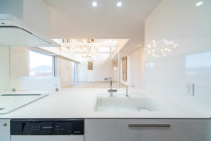 広島で最上級の快適性　こころパッシブハウス　キッチンからの眺め