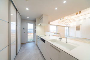 広島で最上級の快適性　こころパッシブハウス　キッチンからの眺め