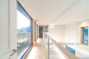 広島で最上級の快適性　こころパッシブハウス　明るい廊下